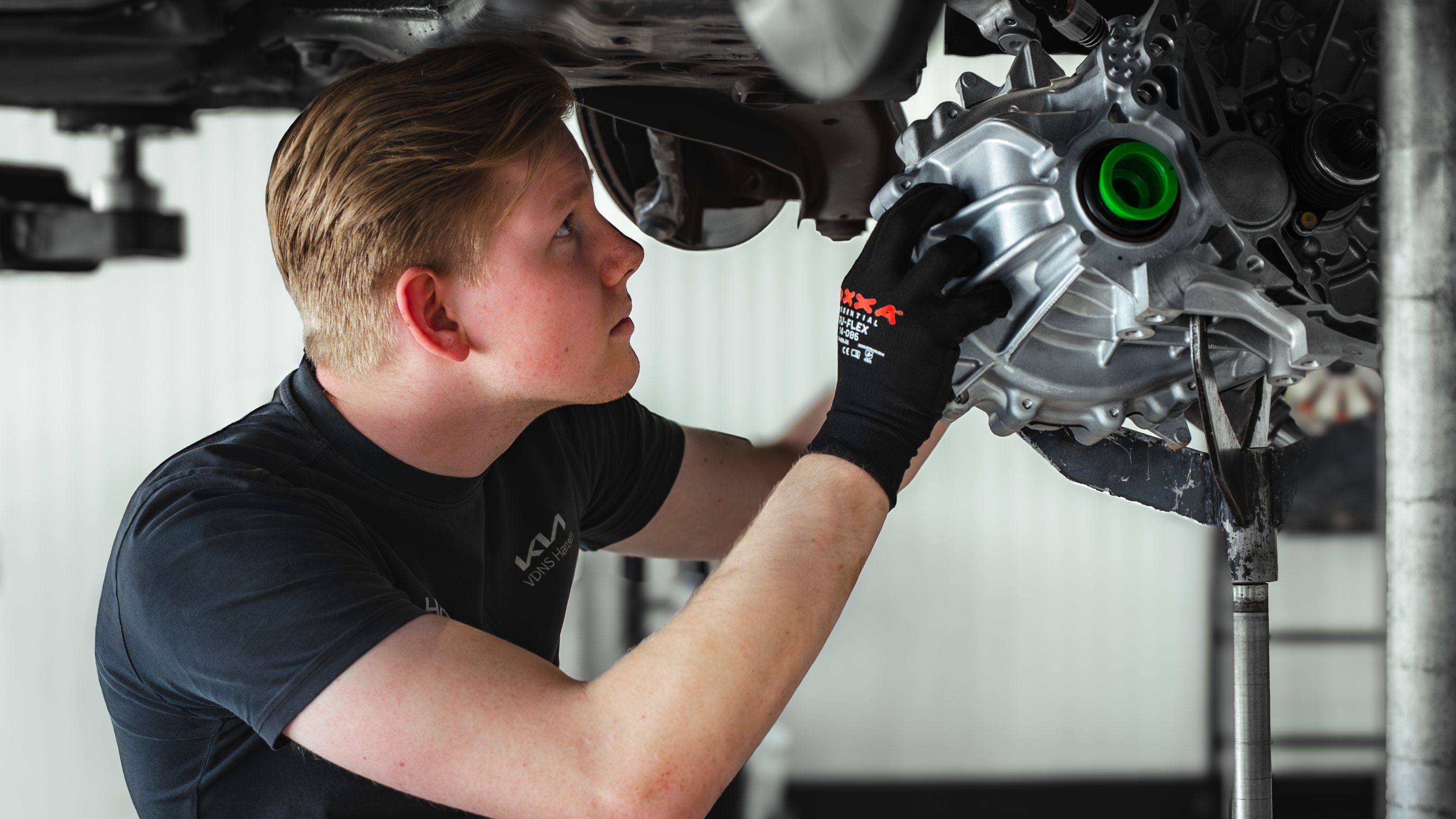 Een monteur van Hansen werkt aan een auto in de werkplaats